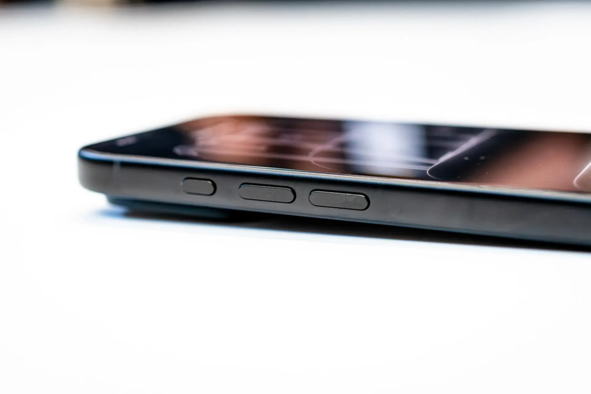 گوشی آیفون ۱۸ پرو (iPhone 18 Pro) مشکی از نمای جانبی