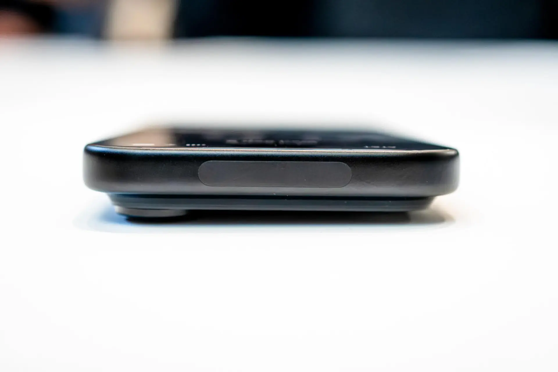 لبه‌های بدنه مشکی گوشی آیفون ۱۸ پرو (iPhone 18 Pro) روی میز