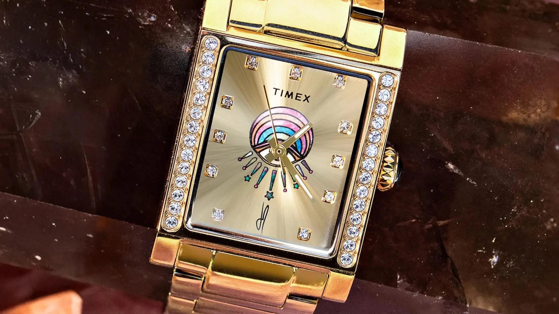 ساعت مچی زنانه تایمکس (Timex) با صفحه طلایی و طرح رنگین‌کمان