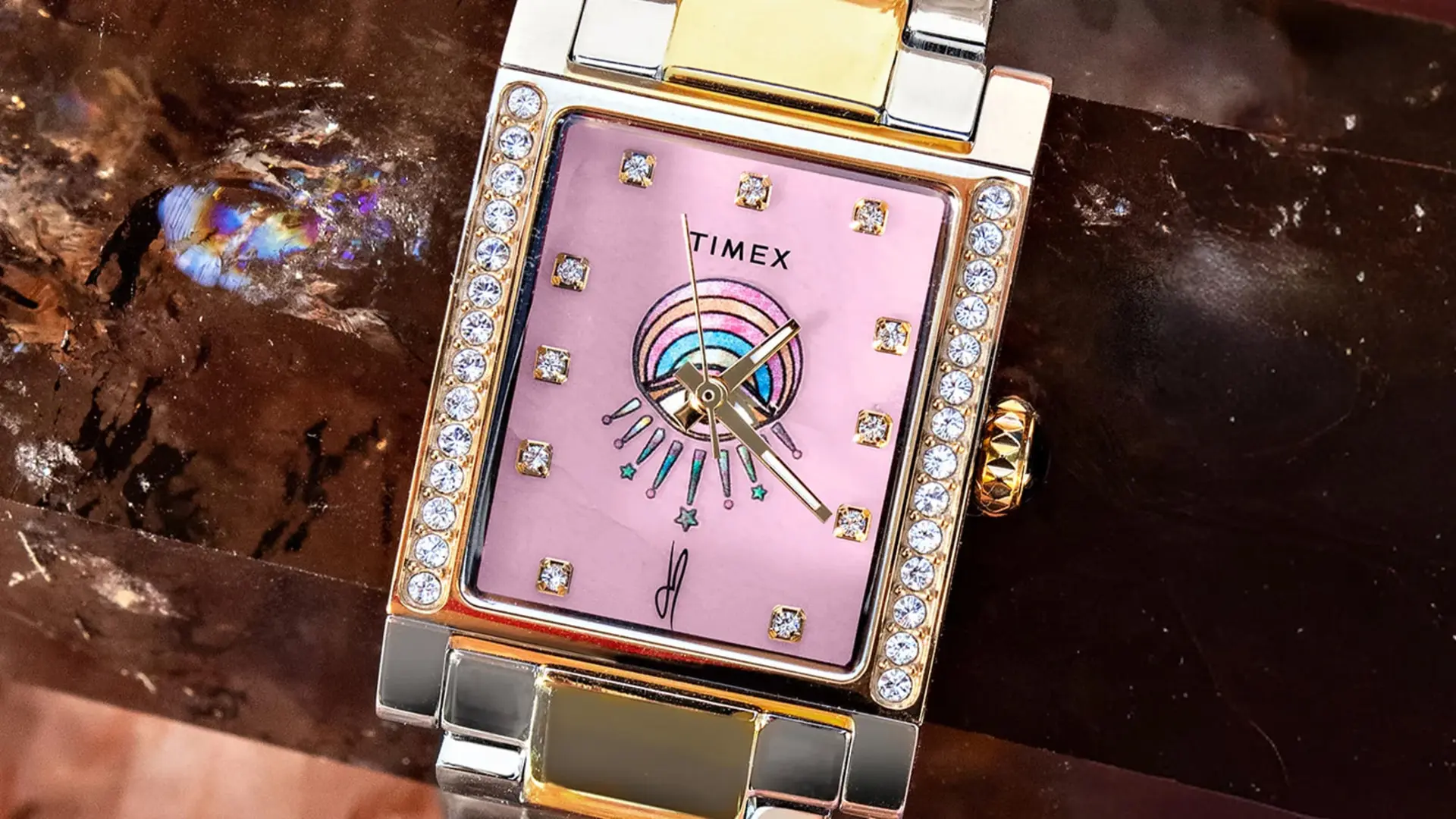 ساعت مچی زنانه تایمکس (Timex) با صفحه صورتی و نگین‌های درخشان