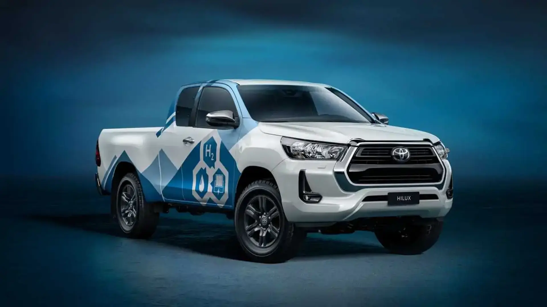 خودروی تویوتا هایلوکس (Toyota Hilux) با طرح گرافیکی هیدروژن و نماد H2