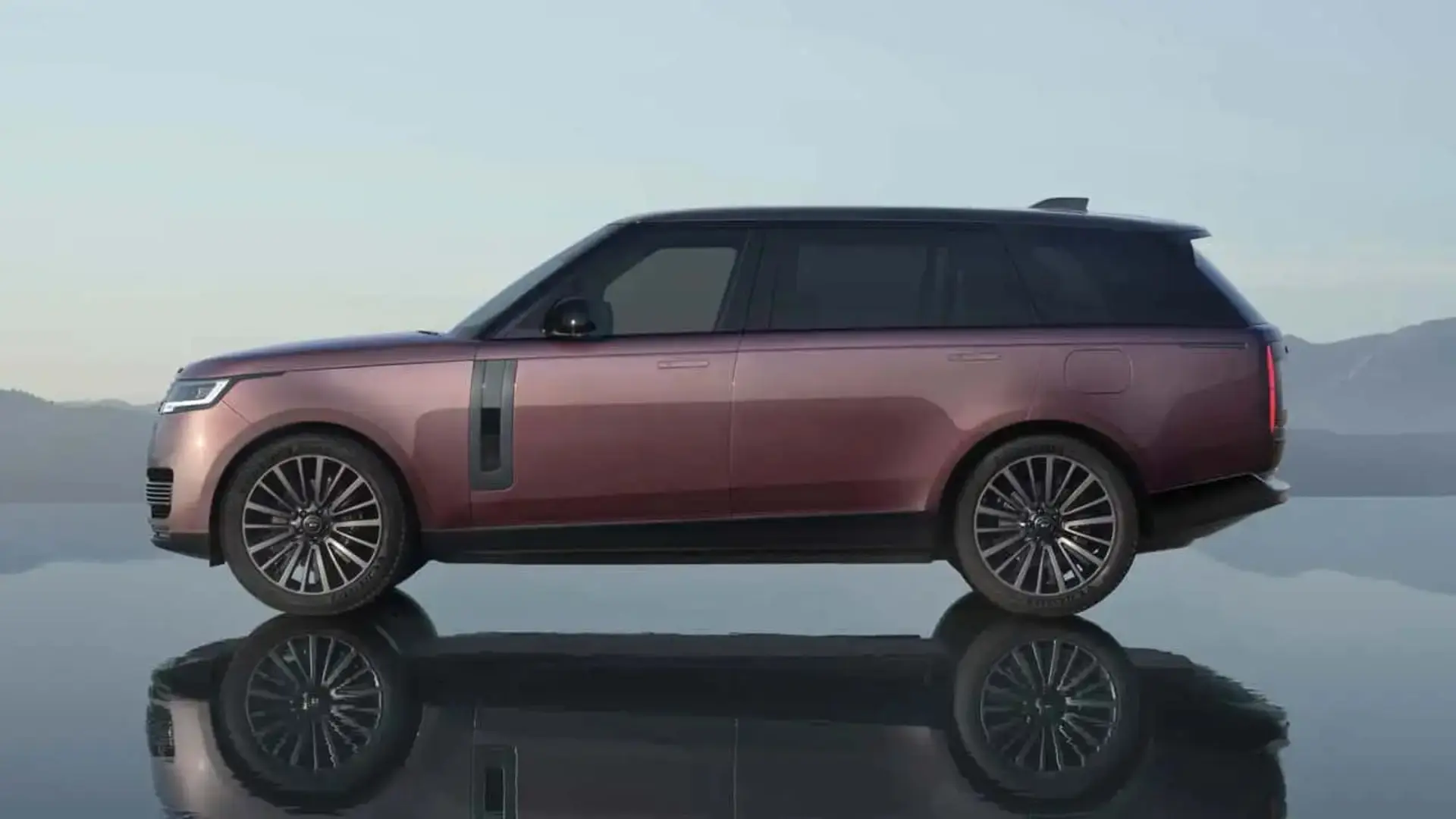 خودرو رنج‌روور الکتریک (Range Rover Electric) با رنگ مسی در نمای جانبی