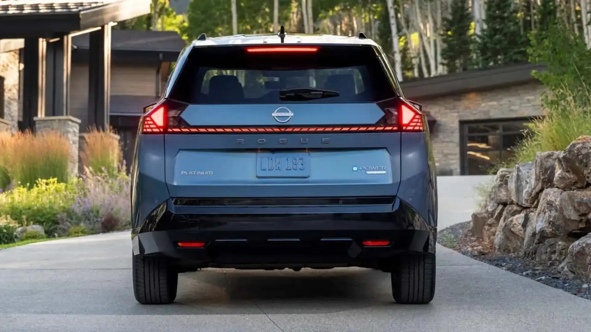 بخش عقب خودروی نیسان روگ هیبرید مدل ۲۰۲۷ با چراغهای LED