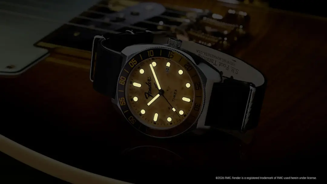 ساعت خودکار تایمکس (Timex) با صفحه طلایی و لوگوی Fender روی گیتار