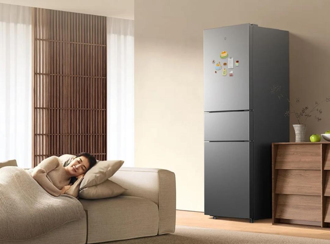 یخچال‌فریزر سه‌در شیائومی (Xiaomi Mijia 271L) در فضای داخلی یک خانه