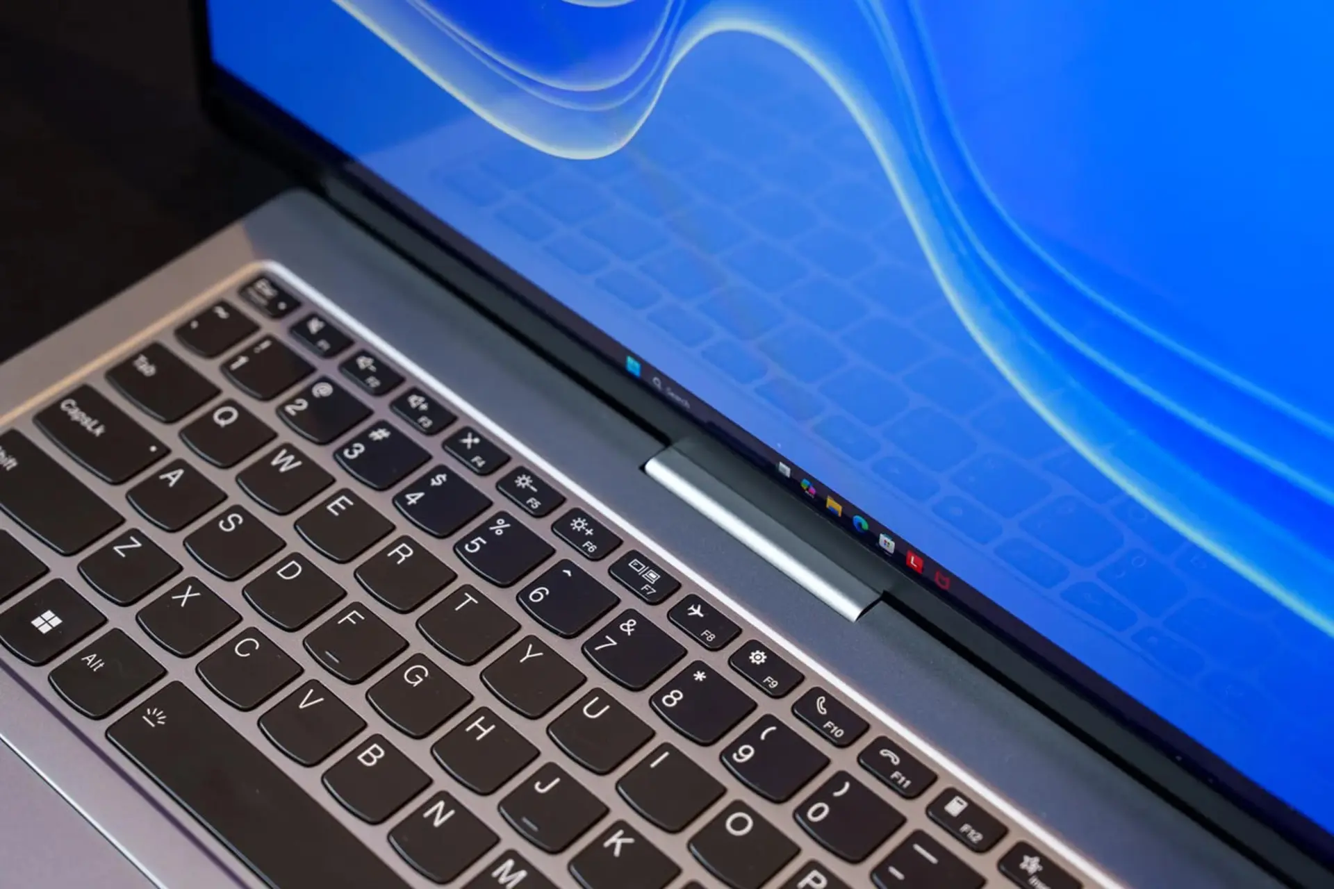 کیبورد و صفحه نمایش لپ‌تاپ ۱۴ اینچی لنوو (Lenovo) با پس‌زمینه آبی