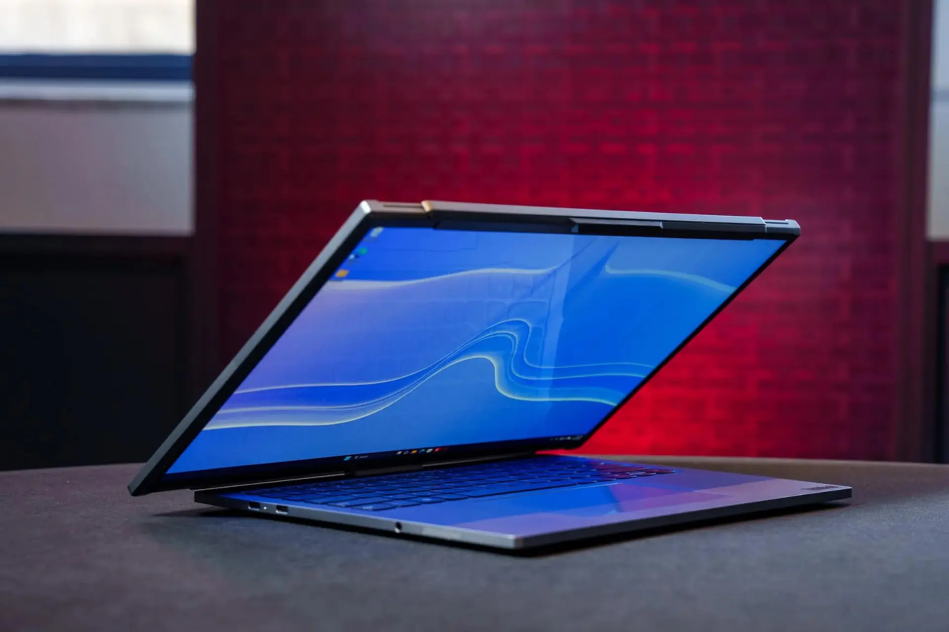 لپ‌تاپ لنوو (Lenovo) با صفحه نمایش دوگانه در حالت خمیده