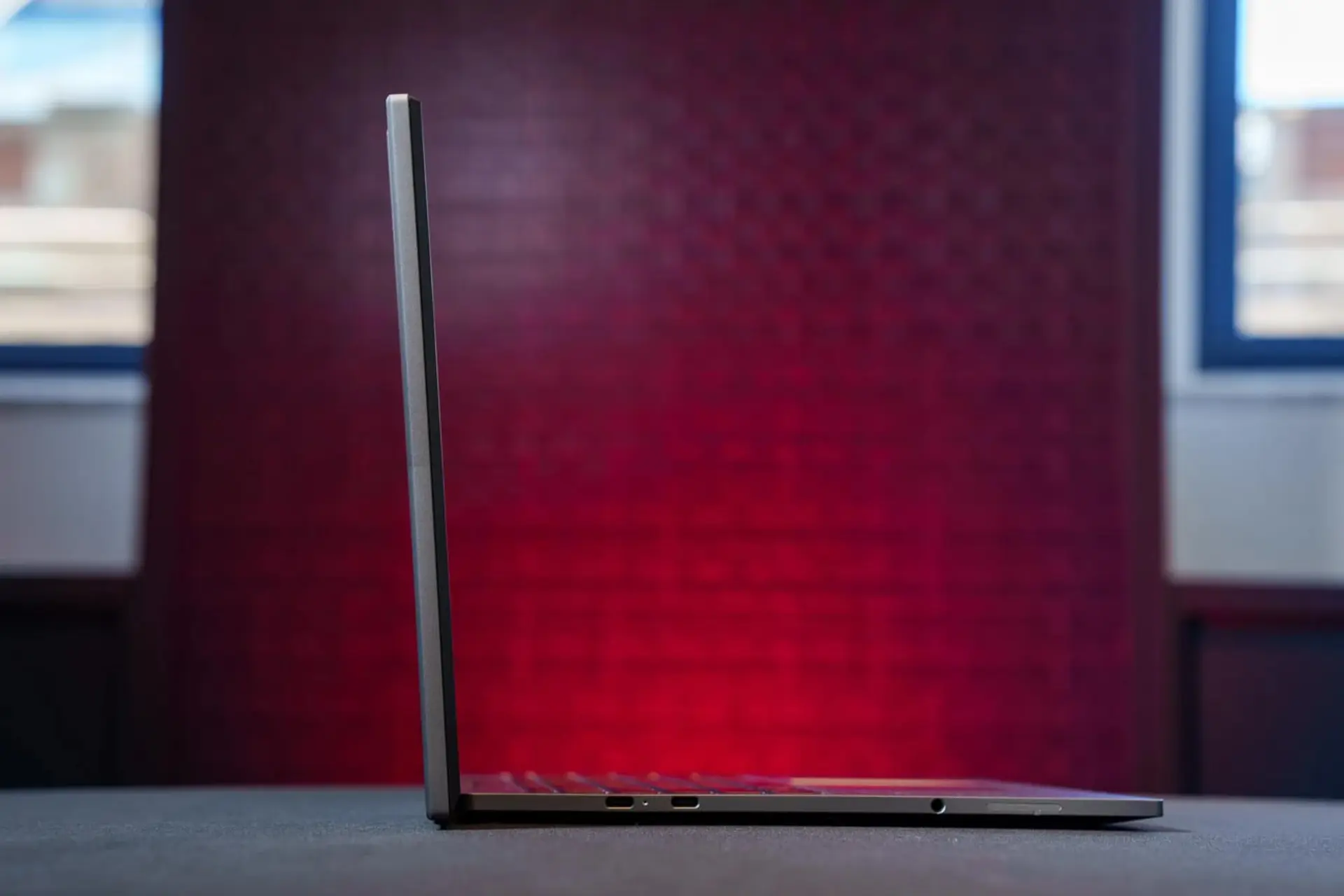 لپ‌تاپ ۱۴ اینچی لنوو (Lenovo) با بدنه باریک در نمای جانبی