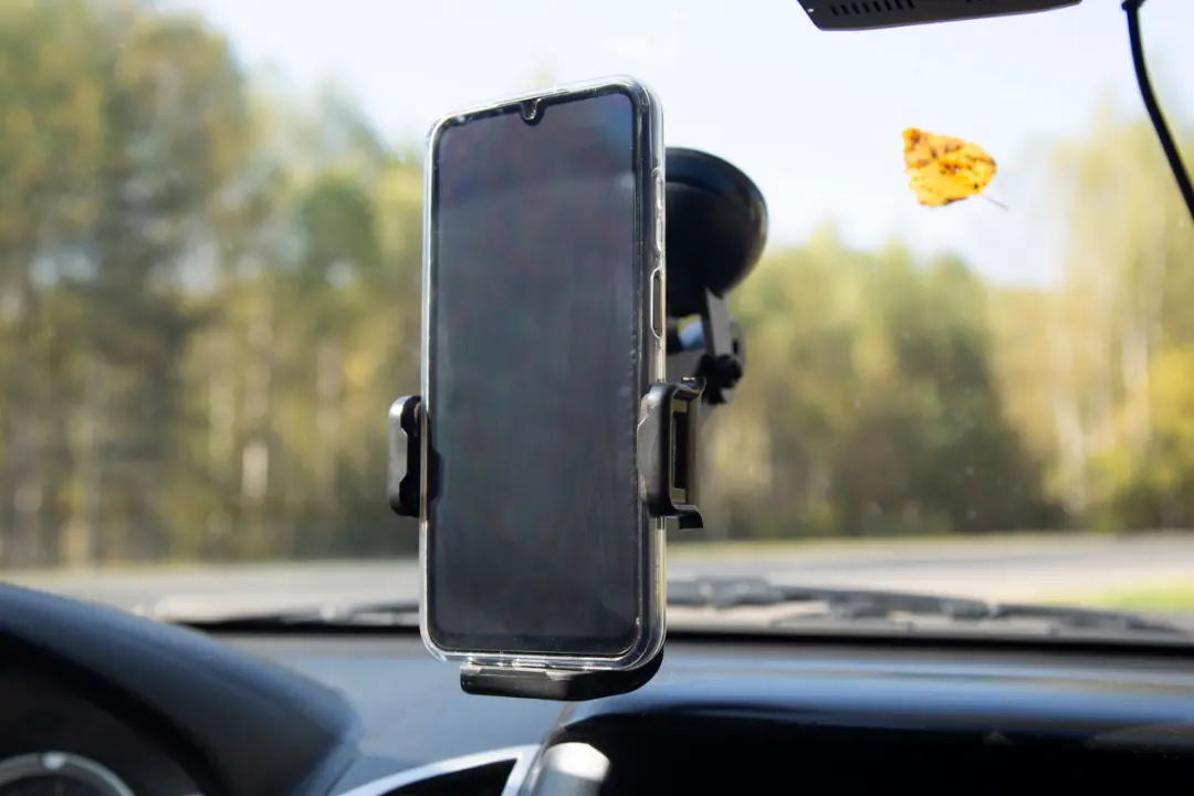 هولدر گوشی هوشمند نصب شده روی داشبورد خودرو در جاده