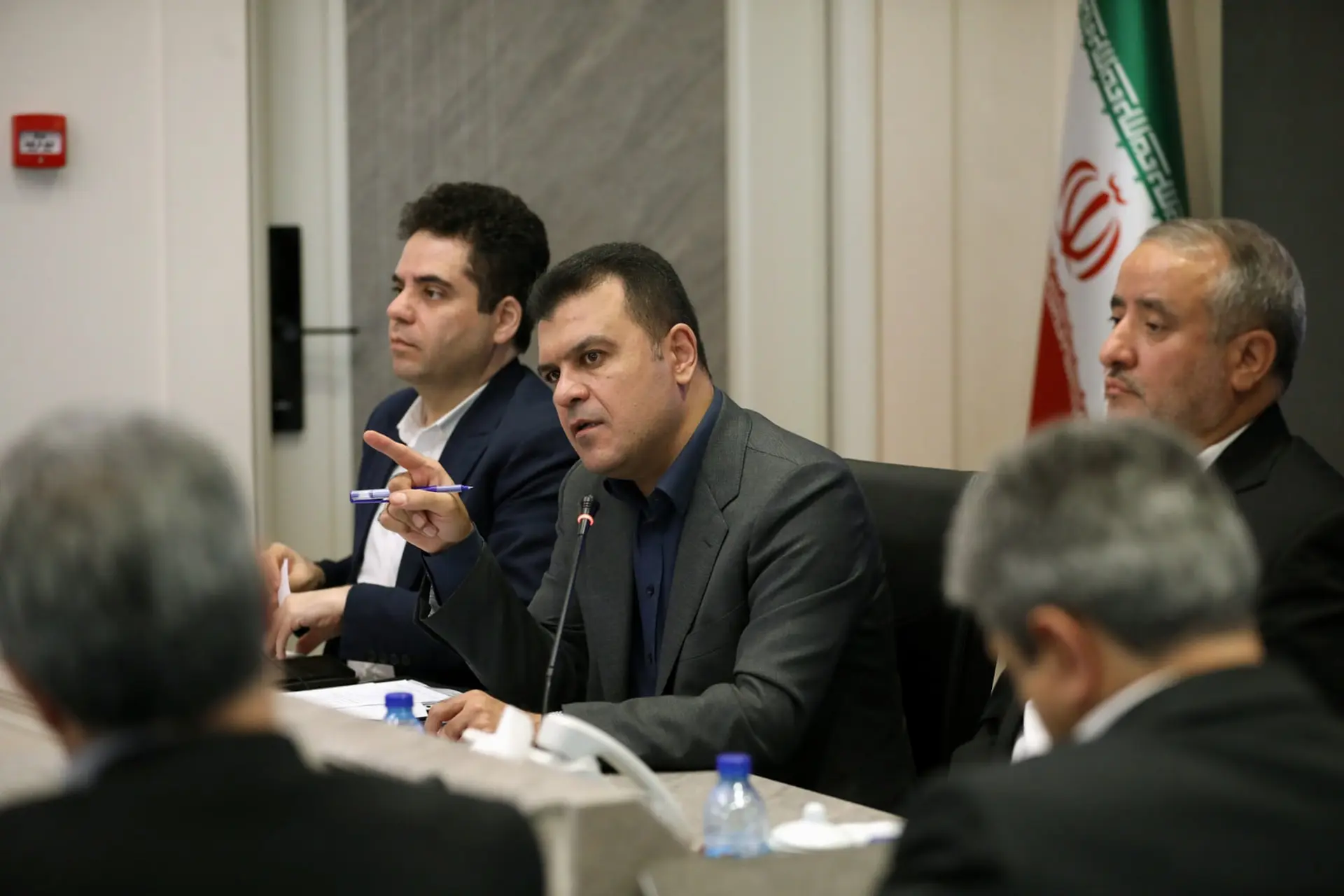 معاون علمی رئیس‌جمهور: ۸۳ درصد رتبه‌های برتر کنکور در ایران
مانده‌اند/ زمینه بازگشت نخبگان به کشور باید فراهم شود