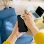 هرگز این مواد را برای تمیز کردن گوشی استفاده نکنید؛ ممکن است نمایشگر را خراب کنید