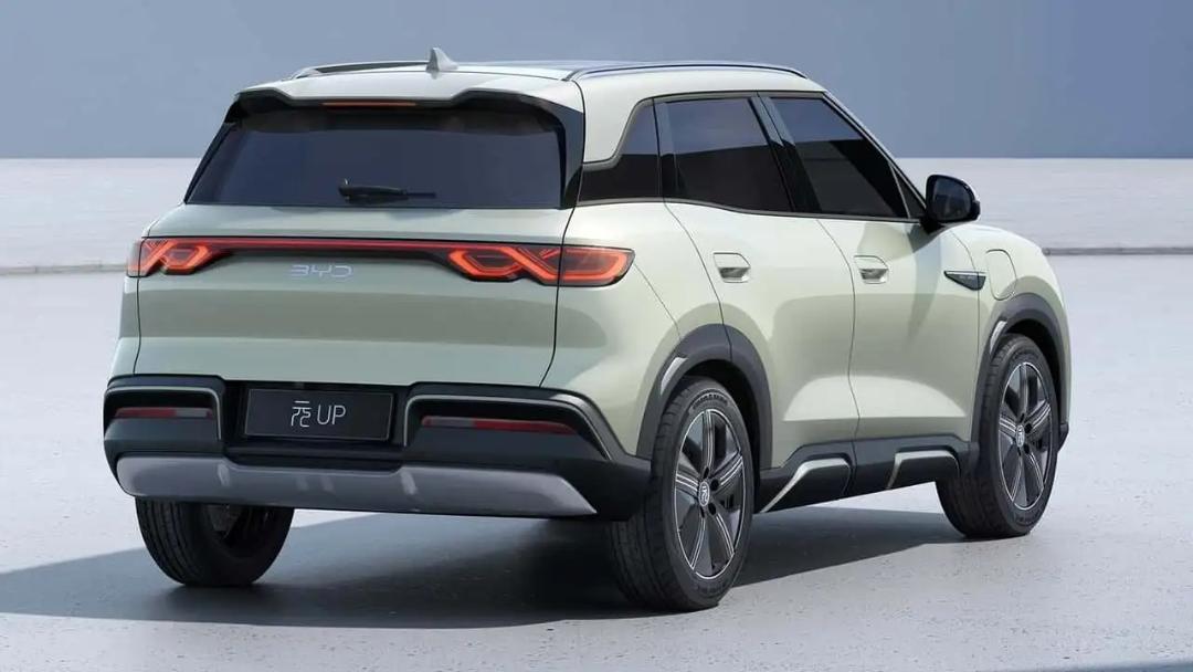 خودرو برقی BYD مدل یوان آپ نمای سه‌چهارم عقب