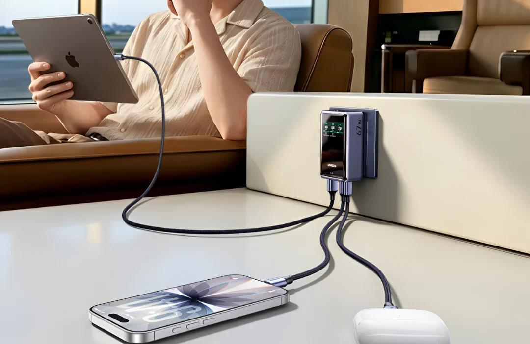 شارژر مسافرتی ۶۷ وات (Ugreen 67W Travel Charger) در حال شارژ تبلت و گوشی