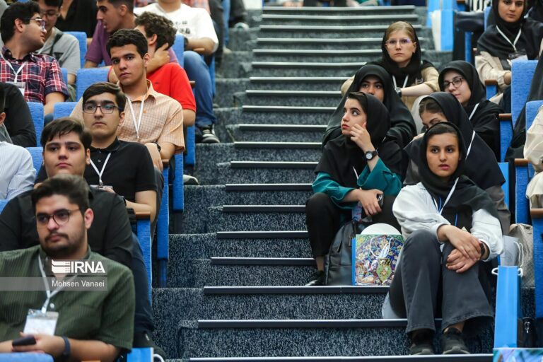 وزارت علوم و بهداشت دستورالعمل حجاب در دانشگاه‌ها را به‌زودی
ابلاغ می‌کنند
