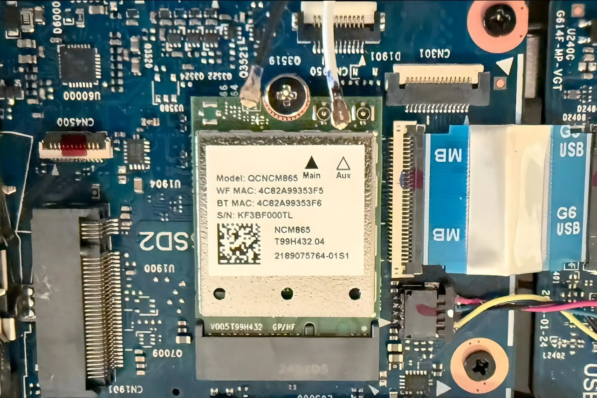 ماژول شبکه QCNCM865 روی برد اصلی یک کامپیوتر قدیمی