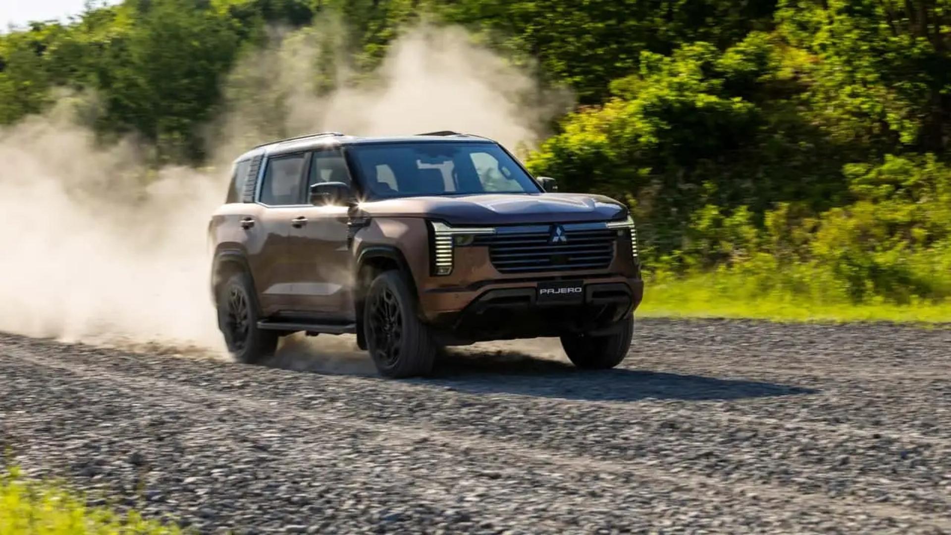 میتسوبیشی پاجرو (Mitsubishi Pajero) ۲۰۲۷ در حال حرکت در جاده خاکی