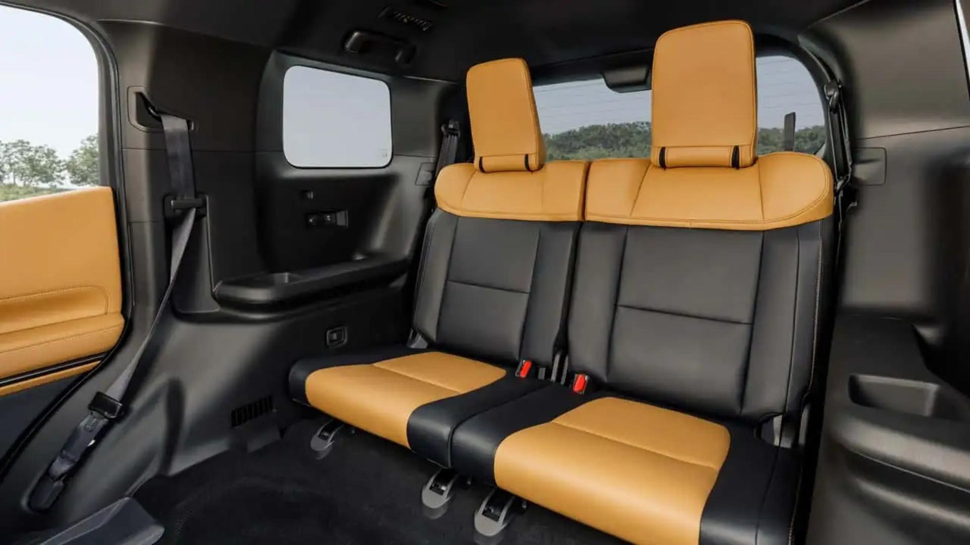صندلی‌های عقب خودرو میتسوبیشی پاجرو (Mitsubishi Pajero) با ترکیب رنگ مشکی و قهوه‌ای