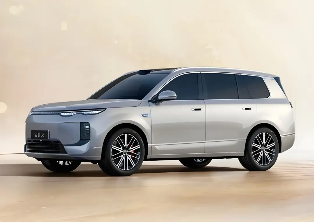 خودرو برقی بی‌وایدی سی‌لاین ۰۸ (BYD Sealion 08) با رنگ نقره‌ای در نمای نیم‌رخ