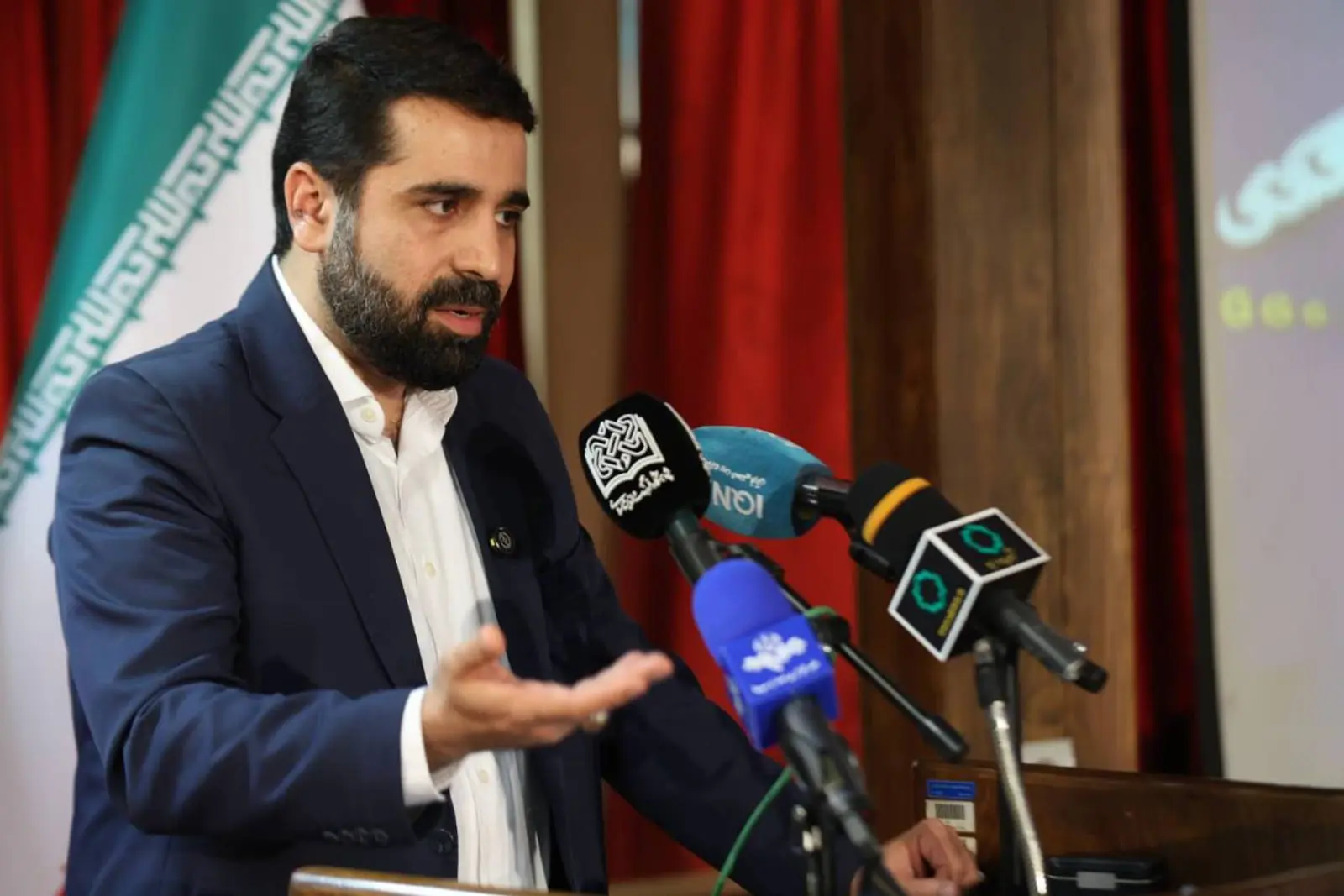 آقامیری: می‌توانستیم برای جهان اسلام زیست‌بوم مستقل در فضای
مجازی ایجاد کنیم/ شأن قانون‌گذاری در این حوزه با مجلس است