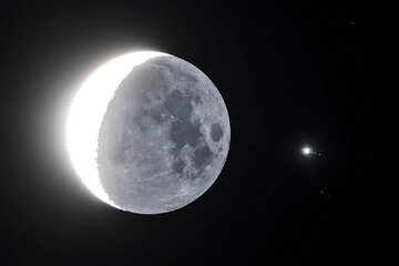 تصویری کم‌نظیر از ۵ ماه در آسمان شب / یک قاب، شش جرم آسمانی