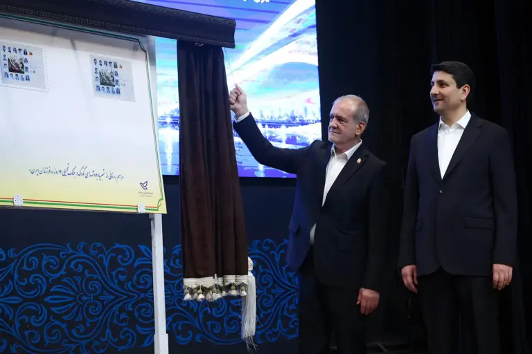 ربات پستچی با حضور رئیسجمهور رونمایی شد