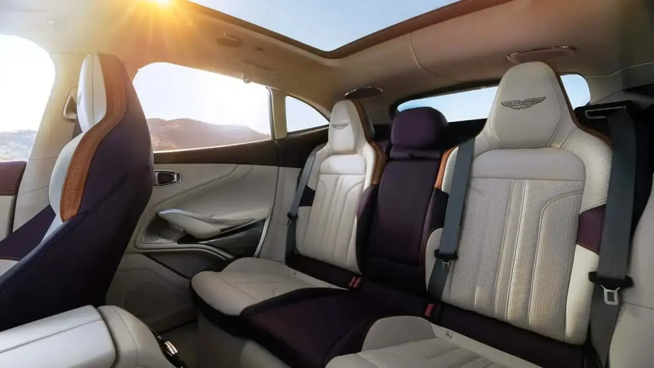 صندلی‌های چرمی سفید و بنفش در کابین شاسی‌بلند استون مارتین (Aston Martin) DBX