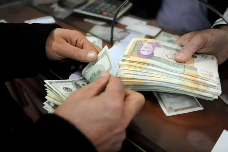 فروش ارز سهمیه‌ای ۱۰ هزار دلاری با نرخ ۲۵۹ هزار تومان در پنج
بانک آغاز شد