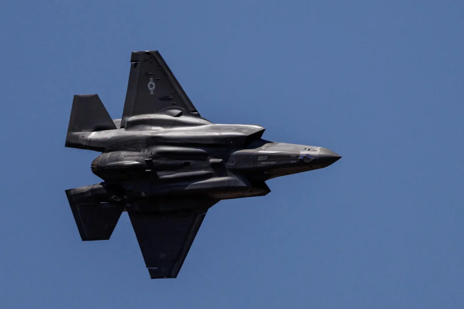 قطعات جنگنده F-35 آمریکا با یک اشتباه باورنکردنی به دست چین
افتاد